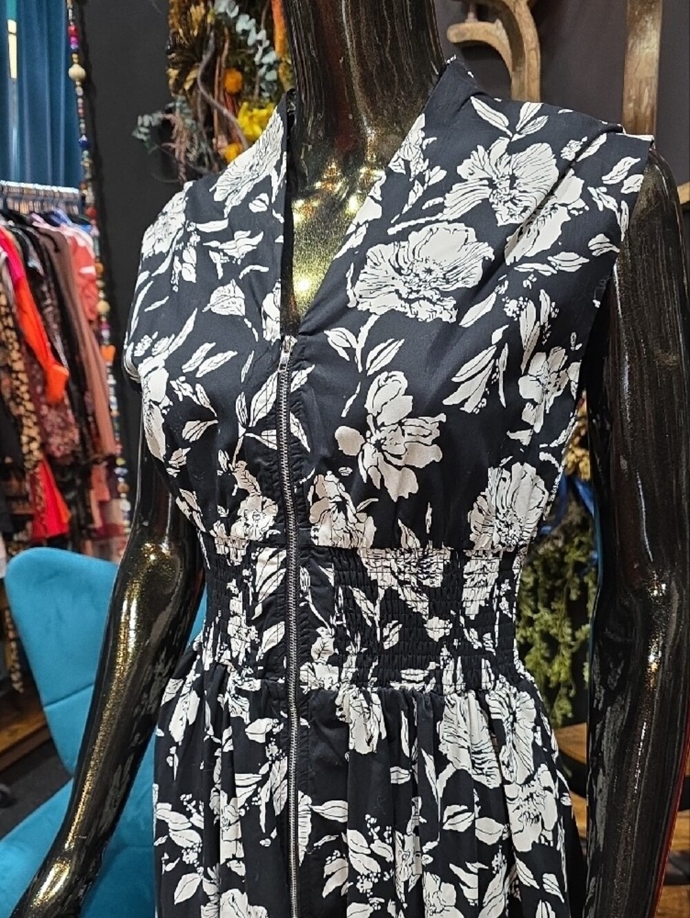 She + Sky Black and White Floral Zip-Front Midi Dress w/ Pockets - Picture 7 of 12